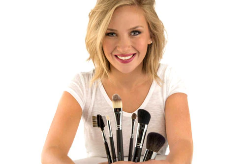 Join Younique Today Article Review by Nicola Lewis