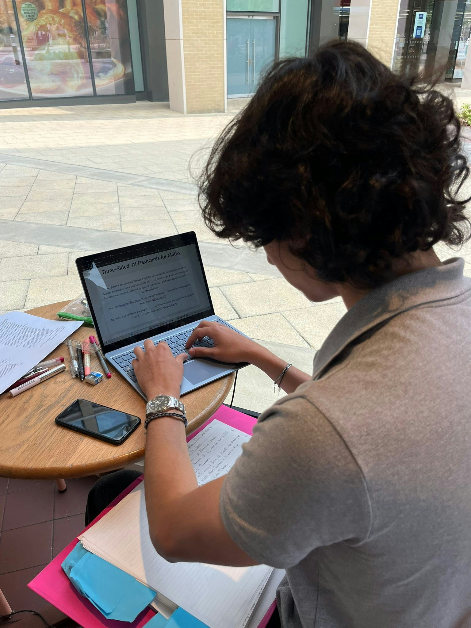 Driezijdig - De AI flashcard -app met wiskundestudenten in gedachten. media 2