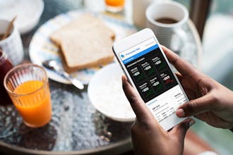 Тенденции рынка: смартфон, отображающий обновления рынка в реальном времени, помогает пользователям быть в курсе событий и опережать события в финансовом мире.