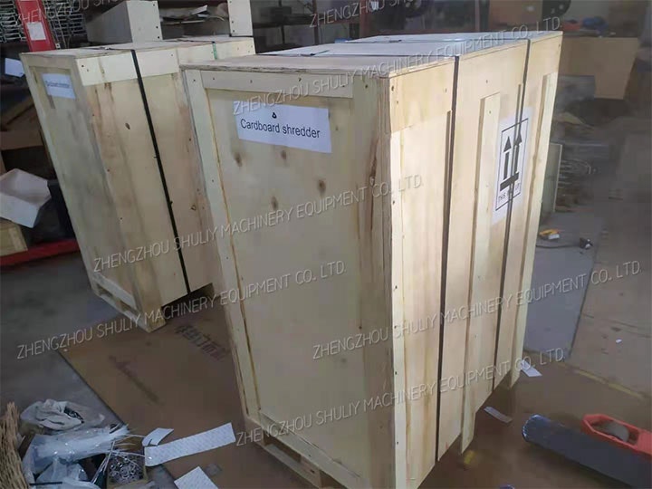 425 कार्टन बॉक्स श्रेडर मशीन - कार्टन बॉक्स श्रेडर का उपयोग अपशिष्ट डिब्बों को संसाधित करने के लिए किया जाता है। मीडिया 3