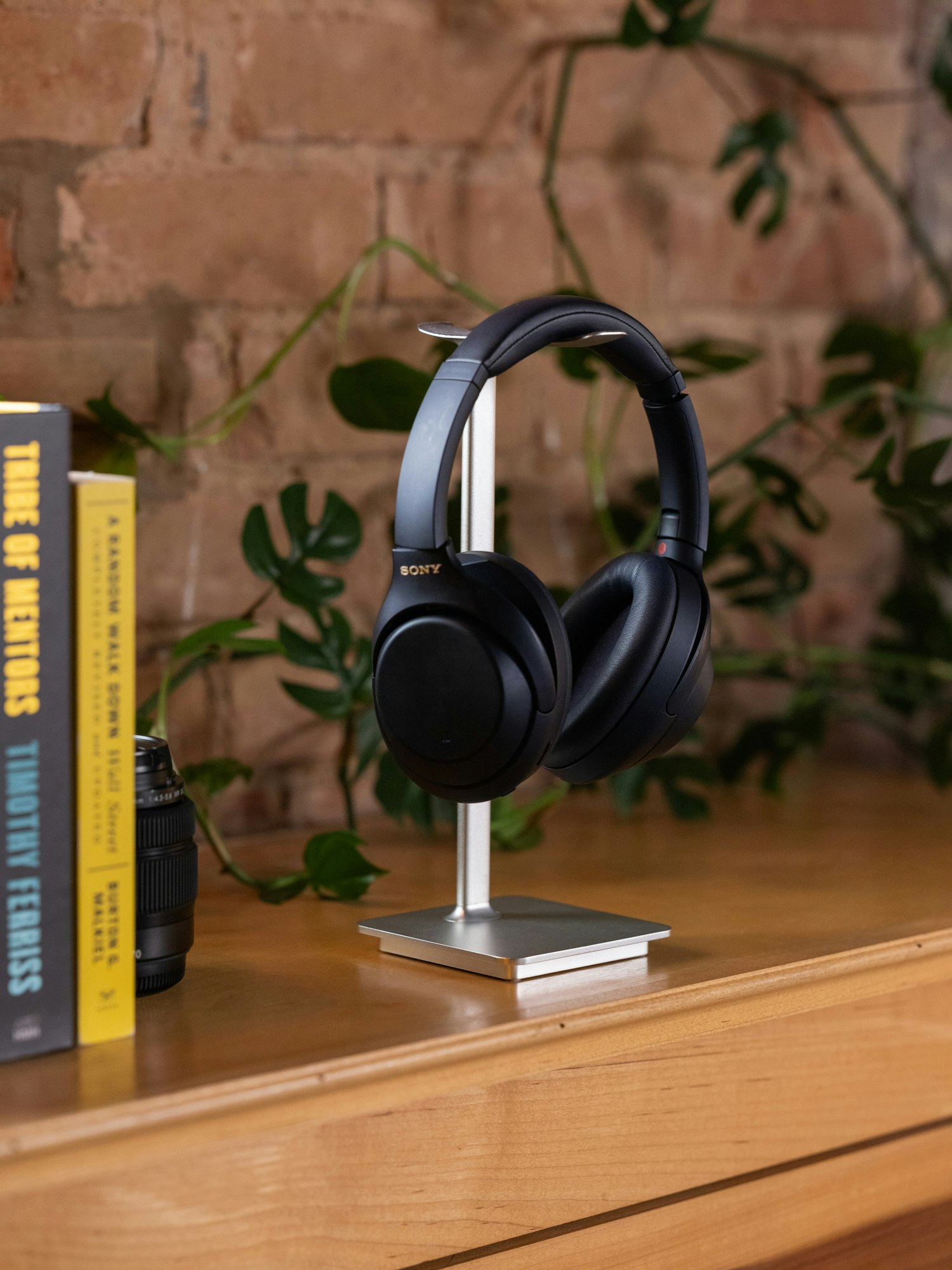 LAB22 Heavy Metal Headphone Stand (214-010) - Moment