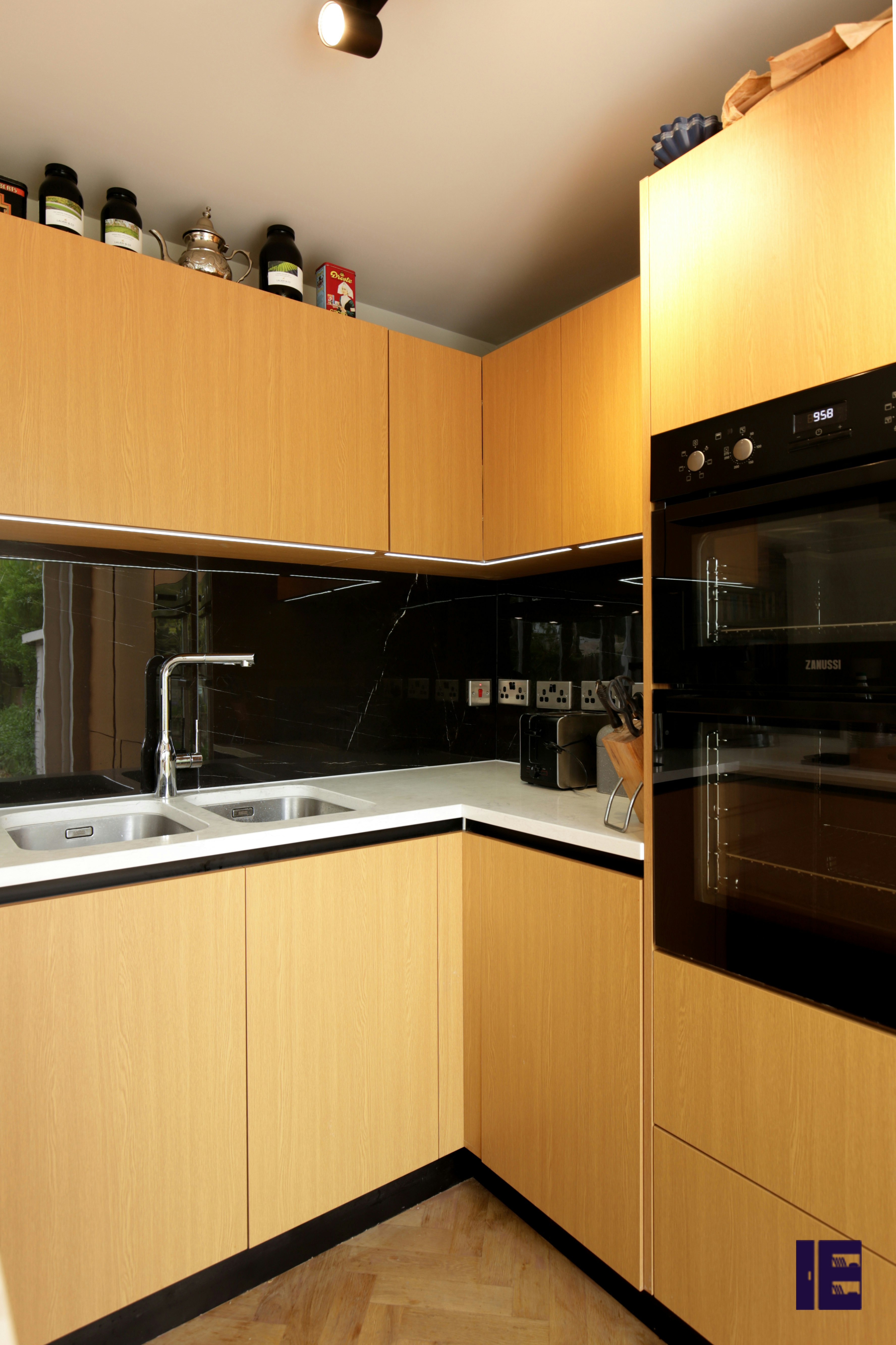 Stylish Handleless Kitchen designs gallery image