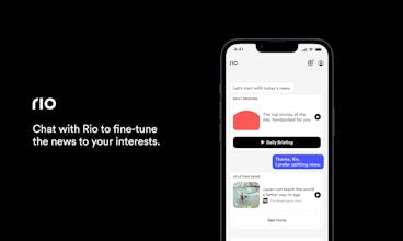 Persona interactuando con la aplicación de noticias Rio AI en un teléfono inteligente