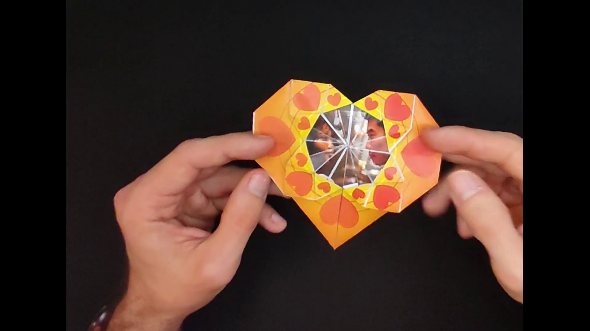 origami.codes - DIY प्रिंट करने योग्य ओरिगेमी, उपयोगकर्ता की छवि के साथ जब मुड़ा हुआ दिखाई दे रहा है मीडिया 4