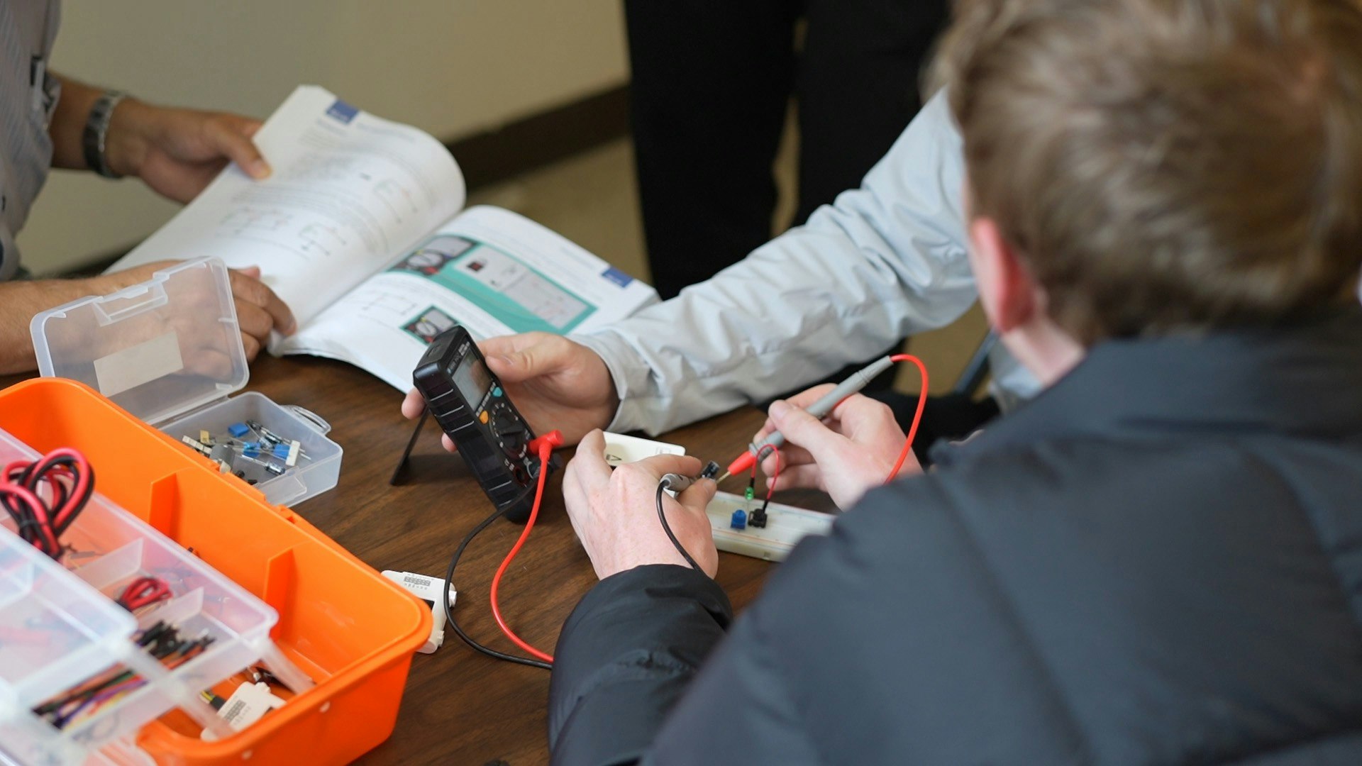 Média MEGO ALIMENTATION DE BANDE - Une alimentation de planche à pain rechargeable pour les amateurs de circuits 3