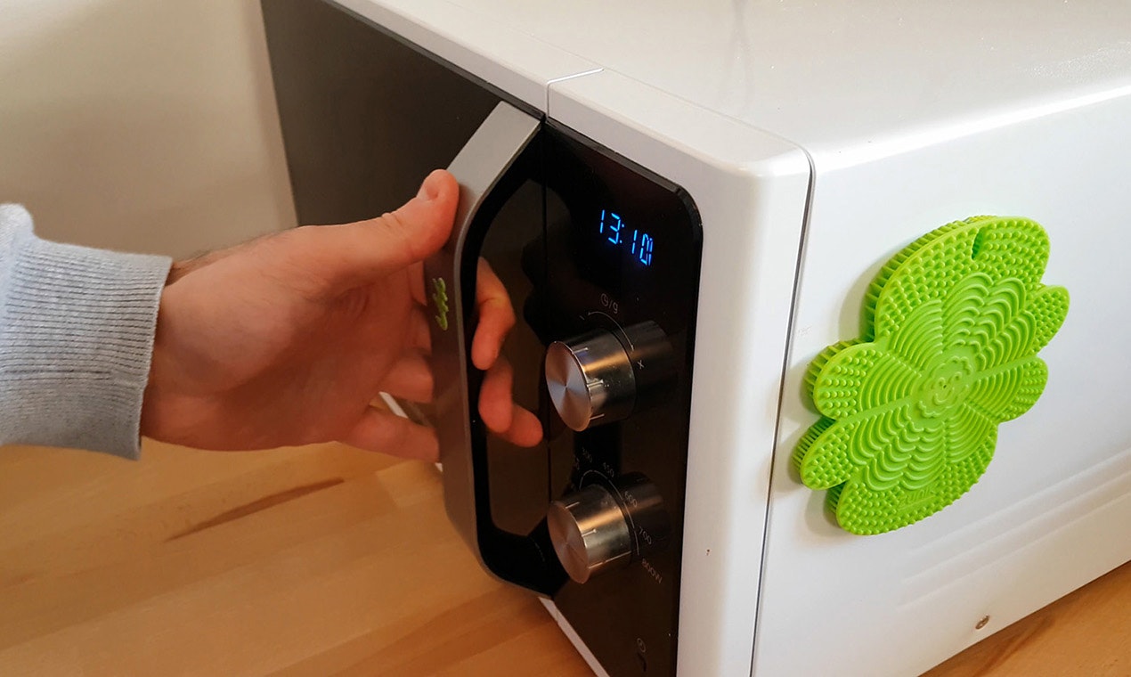 SCRUBBIO 8-in-1: The Eco Magnetic Brush gallery image