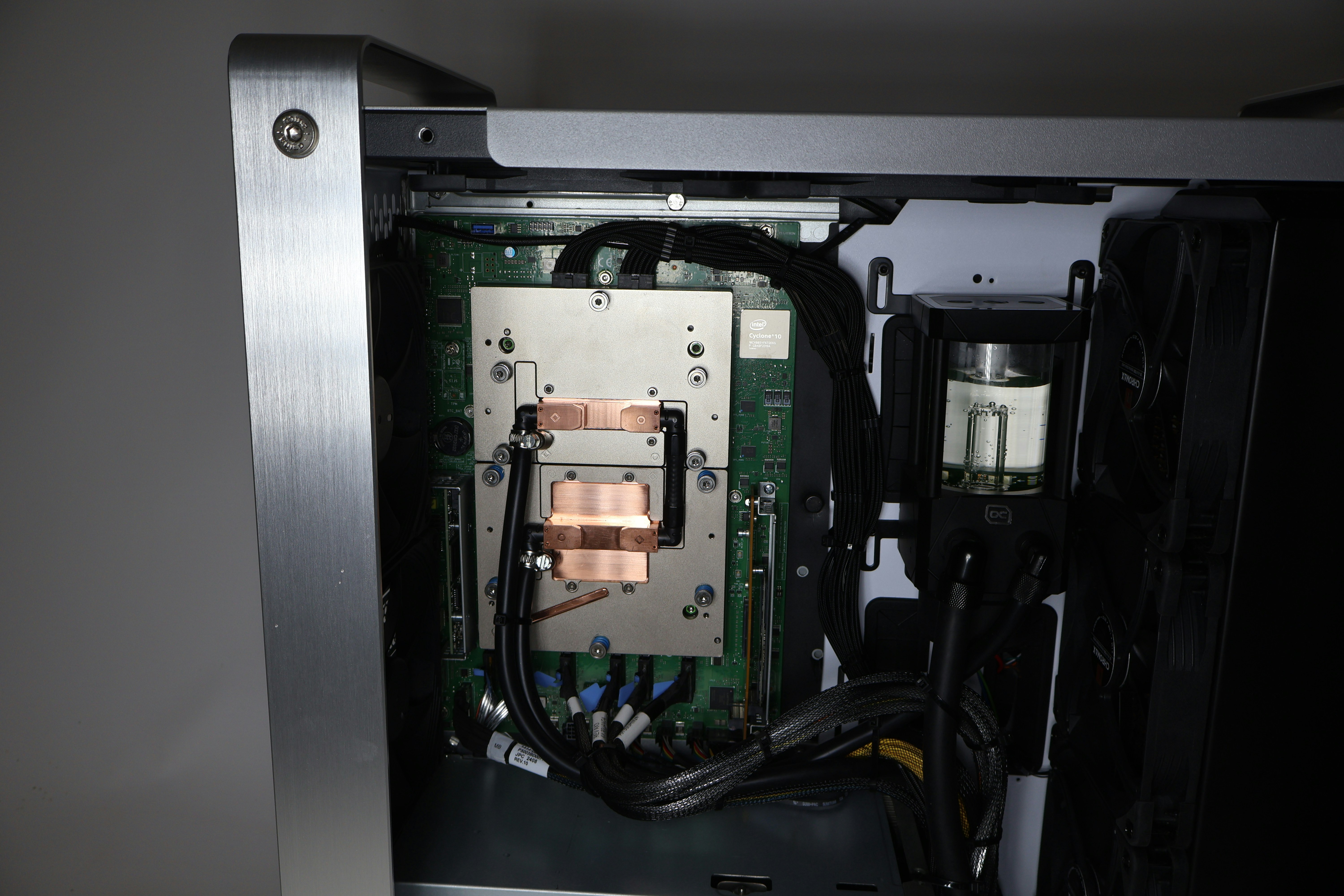 High-end desktop supercomputers for AI gallery image