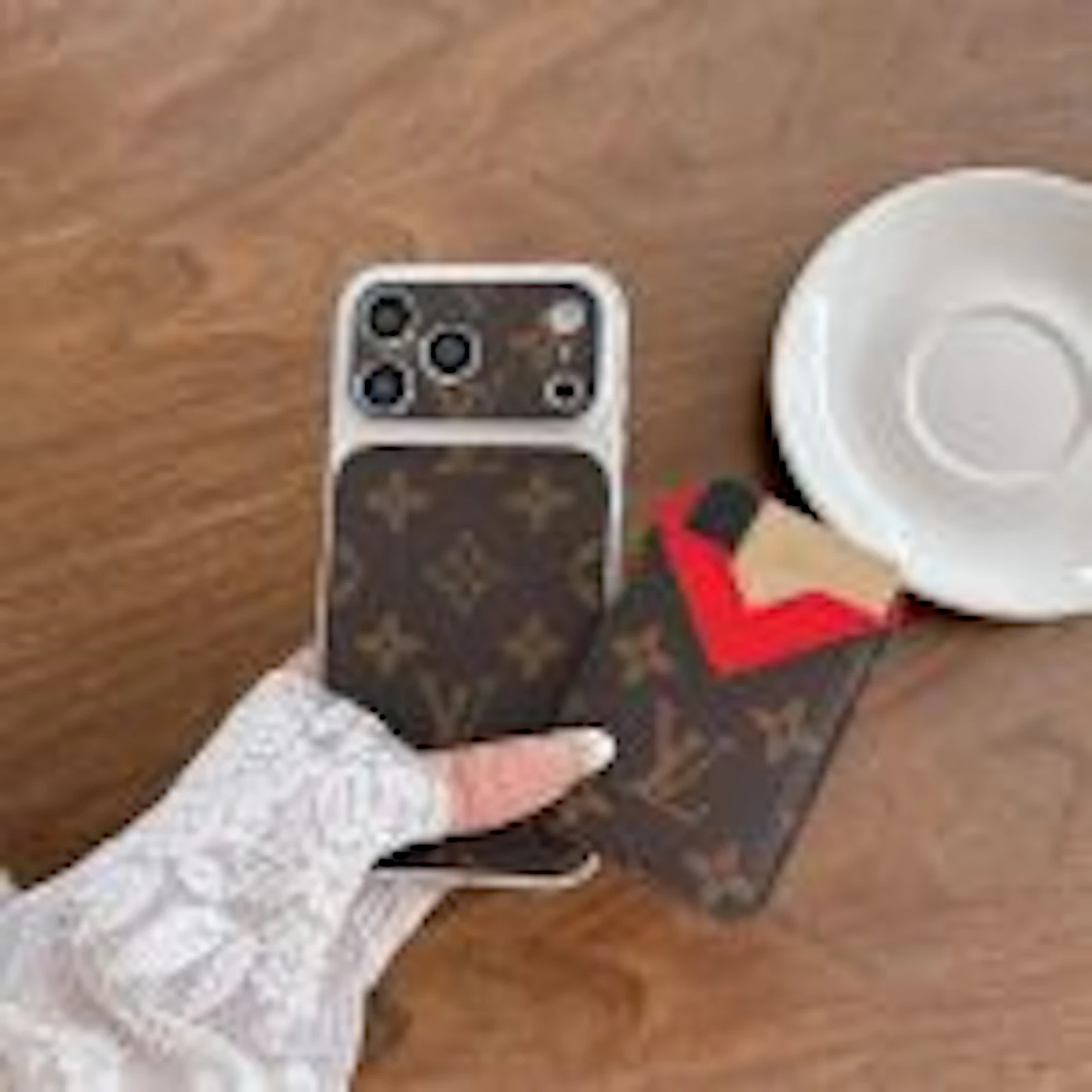 LV Case iPhone screenshot 3