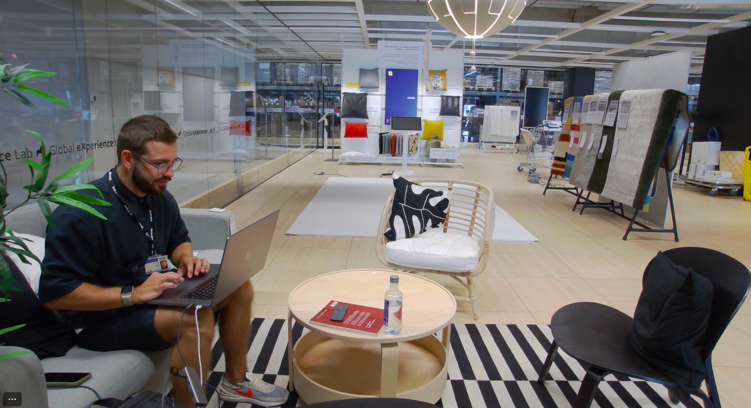 Juan Carlos Díez Rodríguez in the eXperience Lab at a Spanish IKEA store
