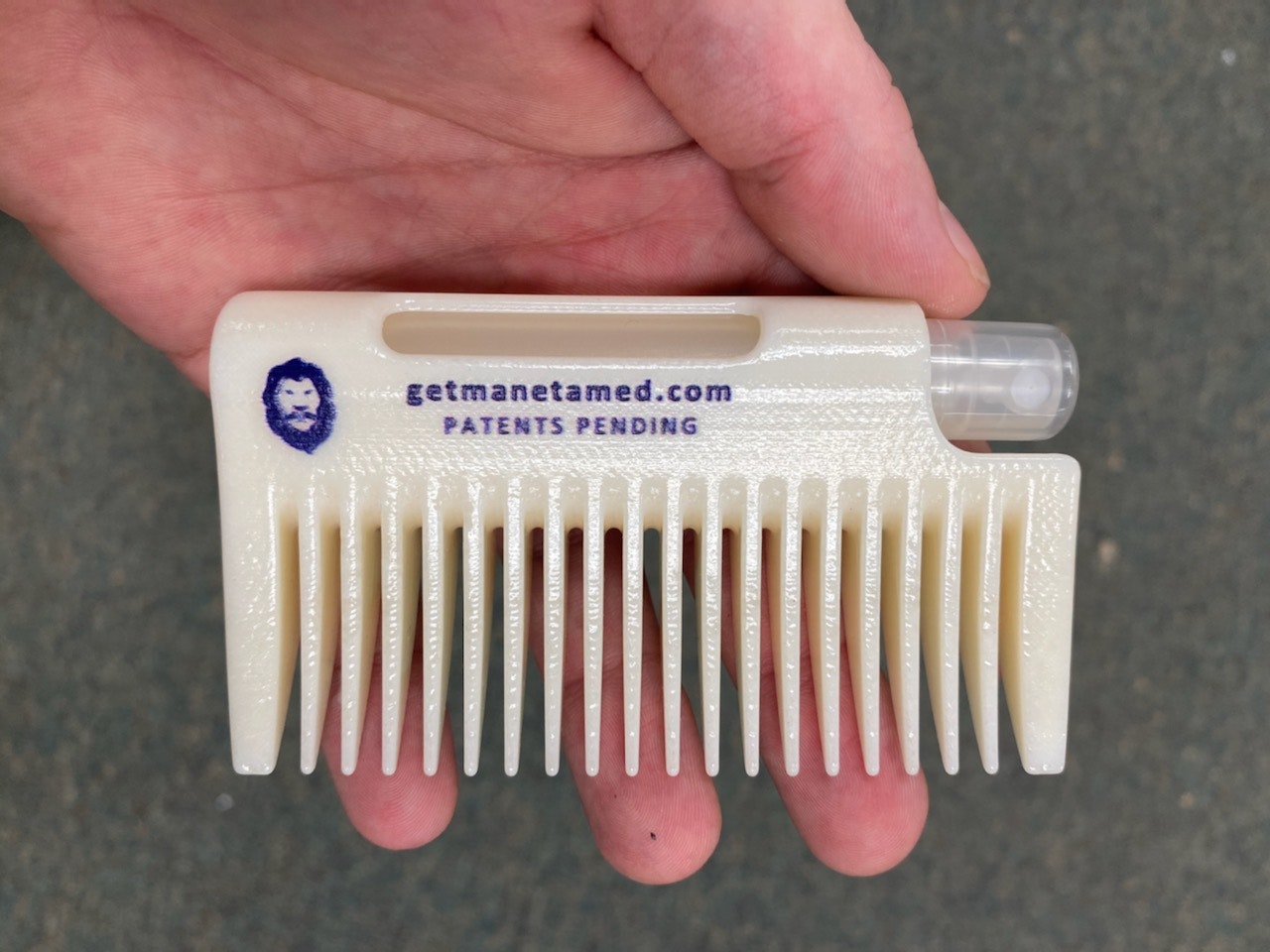 Manetame Comb: Curved Comb with Sprayer gallery image