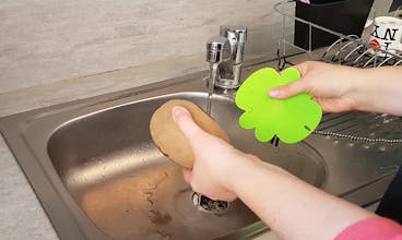 SCRUBBIO 8-in-1: The Eco Magnetic Brush gallery image