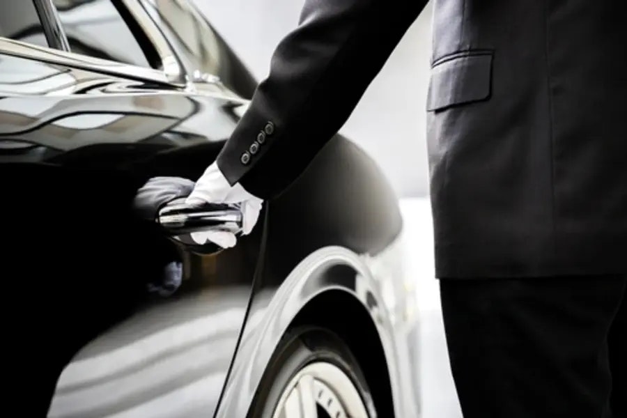 Média Ride somptueuse - sécurisez votre sécurité - Votre service de chauffeur privé et votre transfert d'aéroport 3