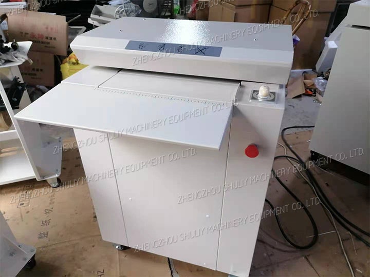 425 कार्टन बॉक्स श्रेडर मशीन - कार्टन बॉक्स श्रेडर का उपयोग अपशिष्ट डिब्बों को संसाधित करने के लिए किया जाता है। मीडिया 2