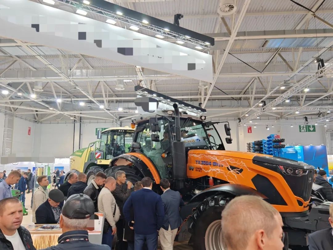 powerful agricultural tractor - Main product screenshot demonstrating key features and user interface