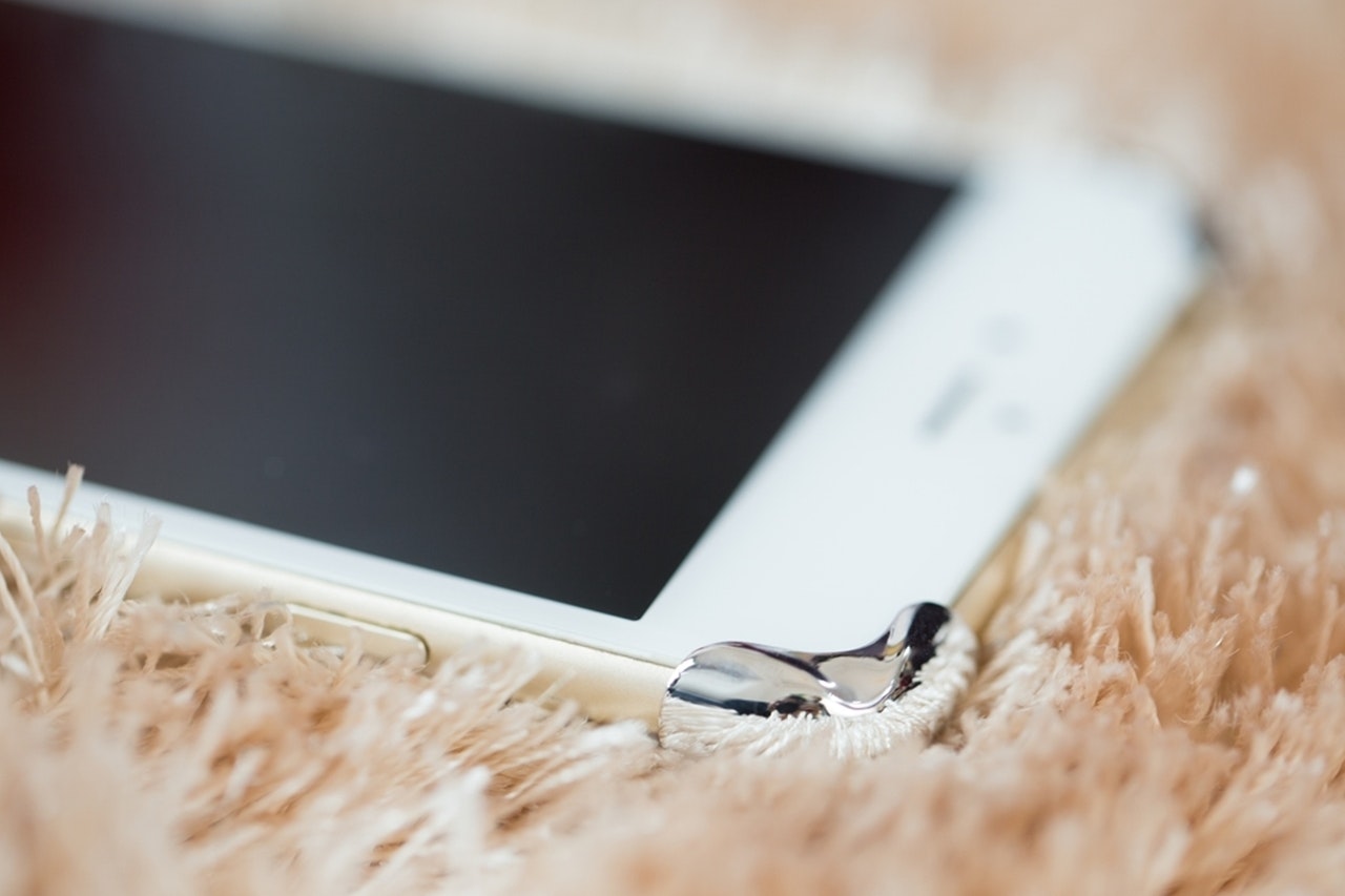 Rmour: Handcrafted silver case for your iPhone 6 family gallery image