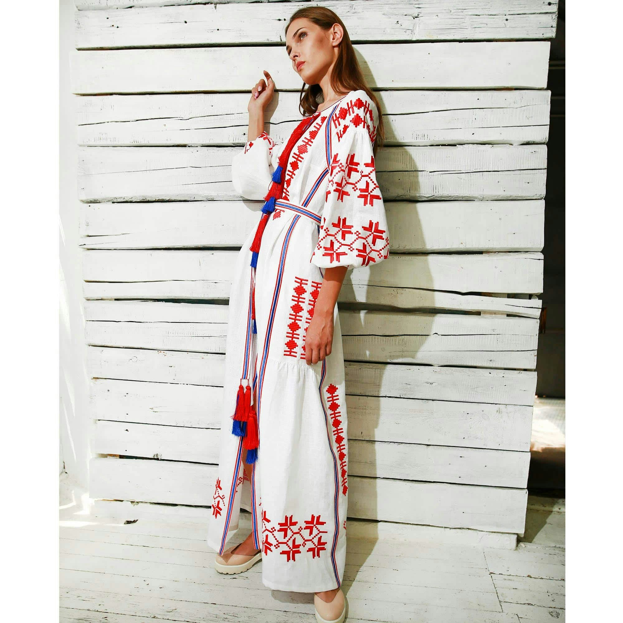 Vestido Histrov con hojas de bordado de bordado media 1