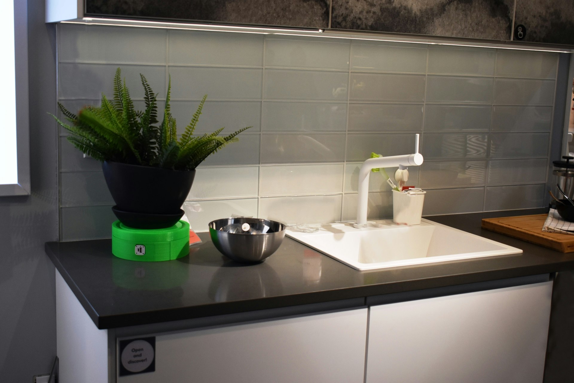 Goldoon: Smart Self-watering Planter gallery image