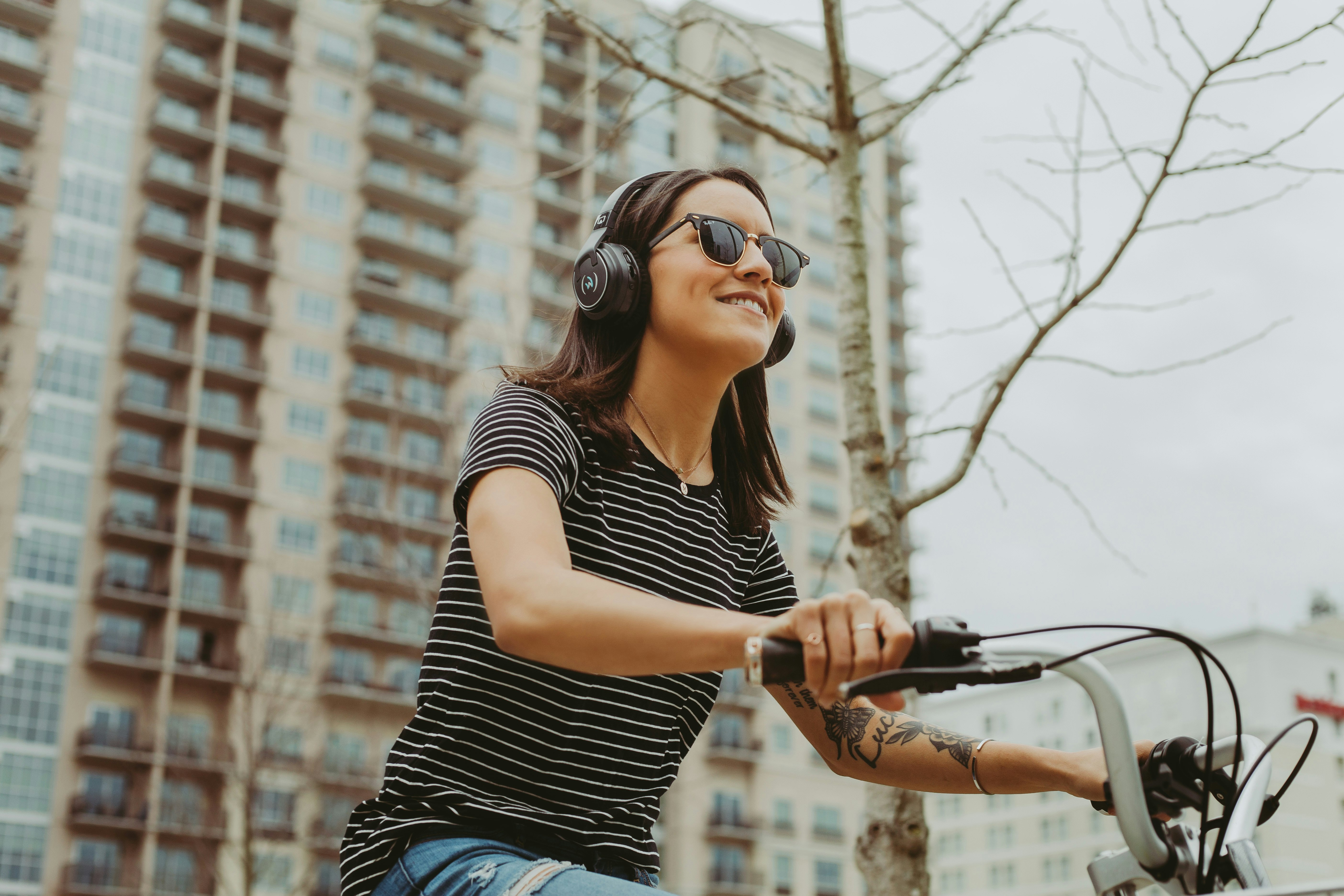 E-Clip™: Wireless High Fidelity Headphones with AirPlay 2 gallery image