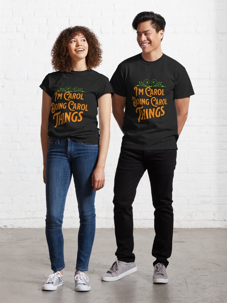 Estoy haciendo Carol haciendo cosas novedosas - Soy Carol haciendo Carol Things Novelty Humor Camiseta Classic Camiseta media 4