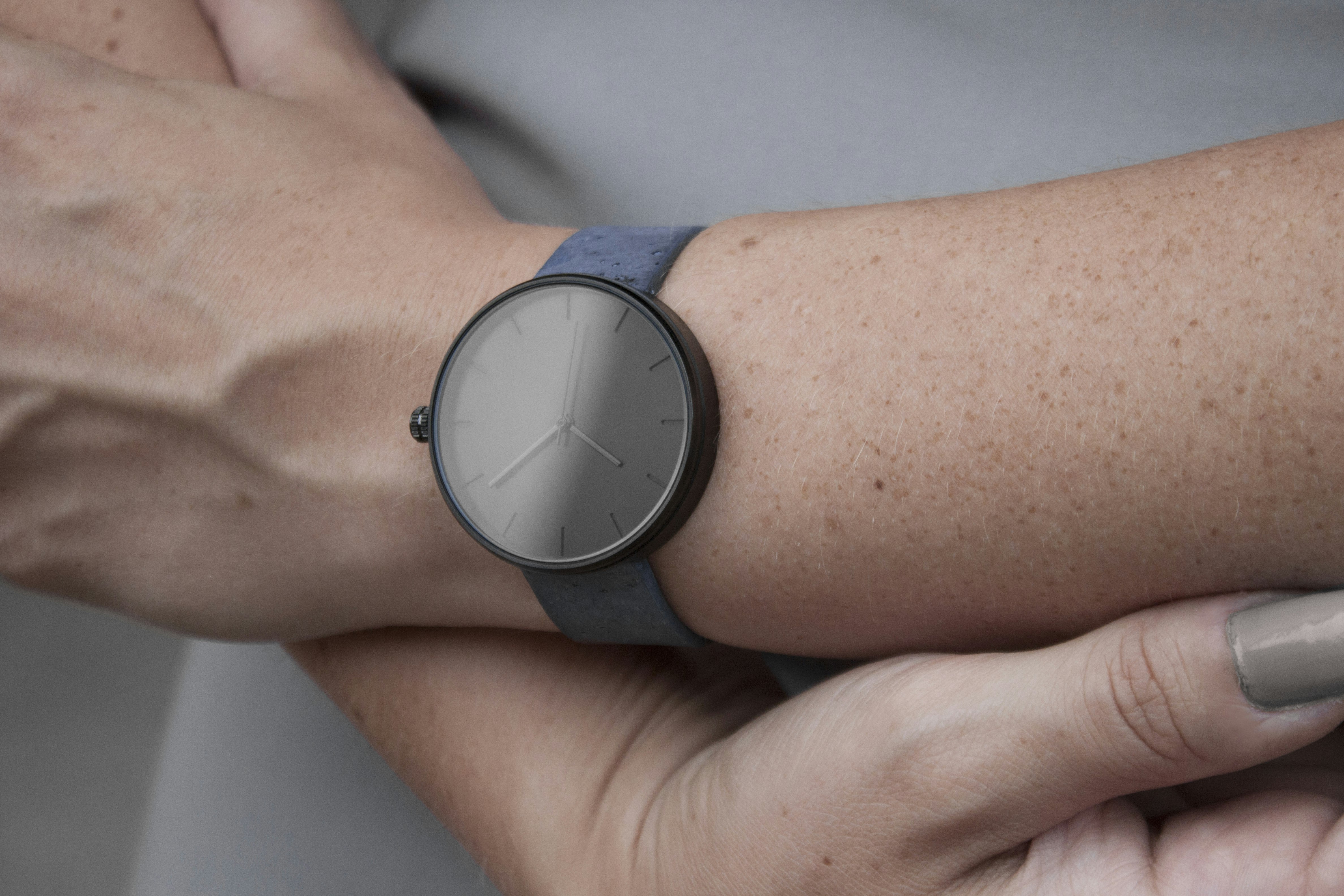 A minimal watch made with WINE (+cork) gallery image